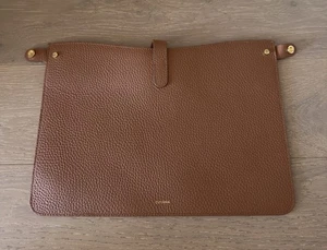 Cuyana the System Laptop Sleeve 13 Zoll Ledertasche in Caramel, 98 $ - Bild 1 von 6