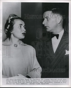 1952 Pressefoto Harry A. Jarvinen, Ehefrau Sirkka in Seattle Court - nee02404 - Bild 1 von 2