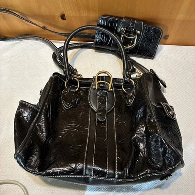 Cartera bandolera de mano MC Marc Chantal de cuero sintético en relieve con billetera negra Foto 1 de 4