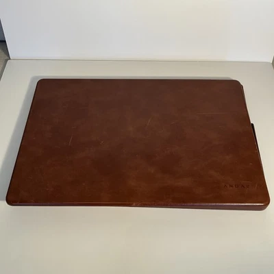 Capa capacete design fino couro Andar MacBook Pro 15”  - Imagem 1 de 4