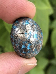 Natürlicher blauer Türkis mit goldenem Pyrit schöner Cabochon. Stabilisiert. - Bild 1 von 6