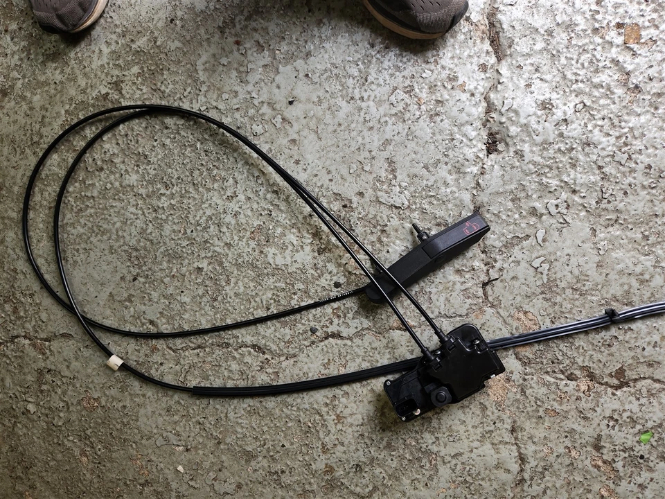 2011 Cadillac CTS V Power Door Lock Actuator DRIVER SIDE Left Latch and Cables - Image 1 of 3