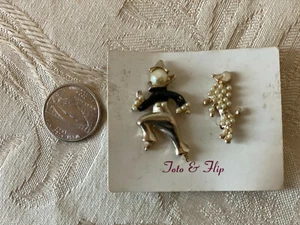 Vintage Goldtone Metal Pearlike Toto & Flip Clown & Poodle Dog Pin Brooch p1055 - Bild 1 von 2