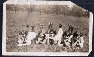 Vintage Photo Group of Gorgeous Women Laying on Bellies Beautiful Ladies Posing - Foto 1 di 2