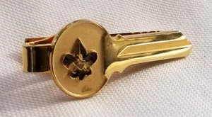 BSA Tie Bar Clip Signed Robbins Co Attleboro Gold Tone Metal Key Fleur-de-lis - Picture 1 of 7
