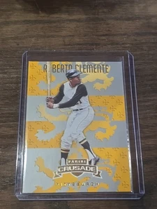 2025 Panini Crusade Baseball GOLD FOIL SP #60 Roberto Clemente Pirates - Bild 1 von 2