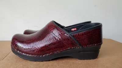 Zuecos Sanita Snake charol en relieve de cuero borgoña para mujer talla 39 EE. UU. 8 - 8,5 Foto 1 de 4