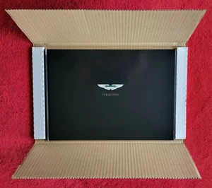 Folleto de la colección Aston Martin 2003 LIBRO DE TAPA DURA EN CAJA NUEVO - Imagen 1 de 2