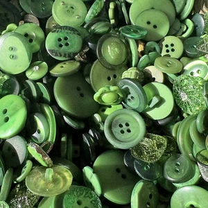 New Incredible Mixed Lot Dyed GREEN Premium Buttons All Sizes For Embellishments - Picture 1 of 3