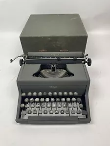 MÁQUINA DE ESCRIBIR PORTÁTIL ROYAL COMPANION de colección con estuche original GRIS AÑOS 40/50 - Imagen 1 de 17