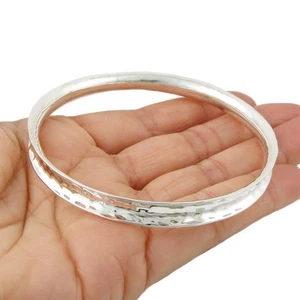 Brazalete martillado de plata esterlina 925 borde curvo marcado - Imagen 1 de 6