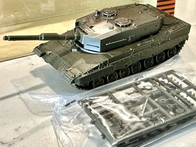 NEU Roco Minitanks 329 Kampfpanzer Leopard 2 KPz - Maßstab 1/87 HO - Bild 1 von 4