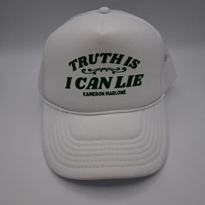 Gorra Kameron Marlowe Truth is I Can Lie Trucker Snapback Blanco Verde Script Foto 1 de 4