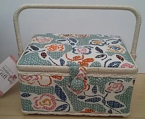Brandneu mit Etikett Hobby Geschenk Medium Platte Stich Blumendesign Stoff bezogen Nähkästchen - Bild 1 von 3