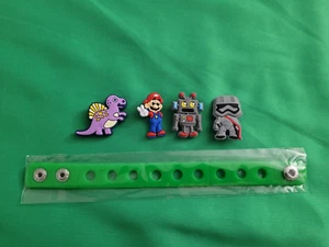Kind Silikon Bettelarmband mit 4 Charms süß Roboter Dino Spaß Geschenk Clogs Zubehör - Bild 1 von 2