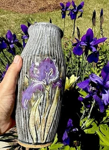 Jarrón de cerámica vintage Emily Pearlman (1920-2018), flor de iris 9,5”, Nueva York EE. UU. - Imagen 1 de 10