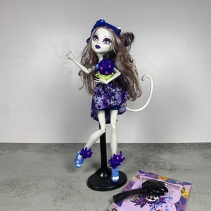 Muñeca Monster High Gloom And Bloom Catrine DeMew con cepillo de pie de cola y planta - Imagen 1 de 11