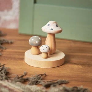 Fungo Naturale Bianco Grigio Pois Ornamento Base Legno Autunno Halloween Decorazione - Foto 1 di 2