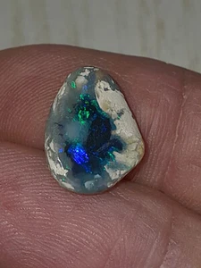 Black Opal Nobby aus Lightning Ridge,4,8ct, poliert, blau grünes Farbspiel - Bild 1 von 4