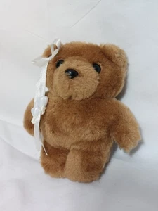Oso de peluche marrón pequeño vintage de 5" de felpa cinta blanca cuentas en forma de corazón - Imagen 1 de 9