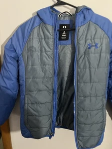 Jacke Under Armour Kinder Gr. M Sie hat einen Fleck der ich nicht weiß was es ist - Bild 1 von 12