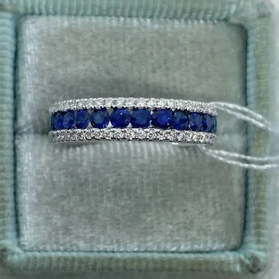 Alianza de boda de eternidad de zafiro creada en laboratorio de corte redondo de 2 quilates chapada en oro blanco de 14 quilates Foto 1 de 4