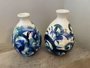 Set di 2 vasi da studio Pottery Bud fatti a mano bianco blu teal swirl village ceramica - Foto 1 di 13