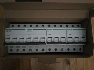 Schneider Electric 20amp Triple Polo MCB C20 A9F54320 iC60H Caja de 4  - Imagen 1 de 5