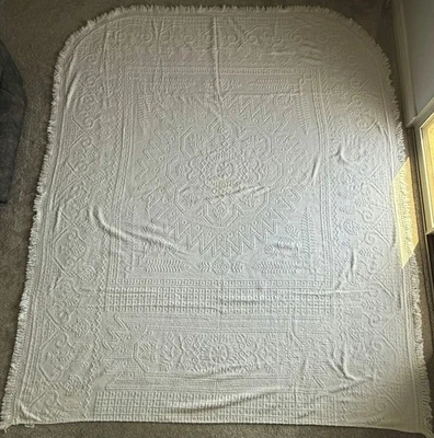 o'o'o . Vintage . QUEEN BED SPREAD . Fieldcrest . 100% Cotton . Medallion Design - Image 1 of 4