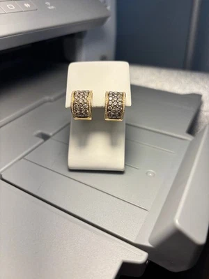 Pendientes Huggie de diamantes marrones en oro amarillo de 14kt Foto 1 de 4
