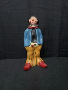 Statuina pagliaccio triste porcellana vintage, scarpe rosse alte 10" pantaloni gialli camicia blu - Foto 1 di 6