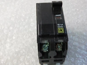 Disyuntor Cuadrado D QO220 20 Amp 2 Polos 120/240V Enchufable - Imagen 1 de 6