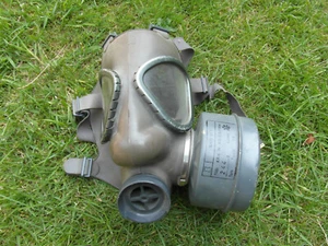 Finnish M61 Gas Mask Respirator w/ Filter Copy of US M9 - Picture 1 of 8