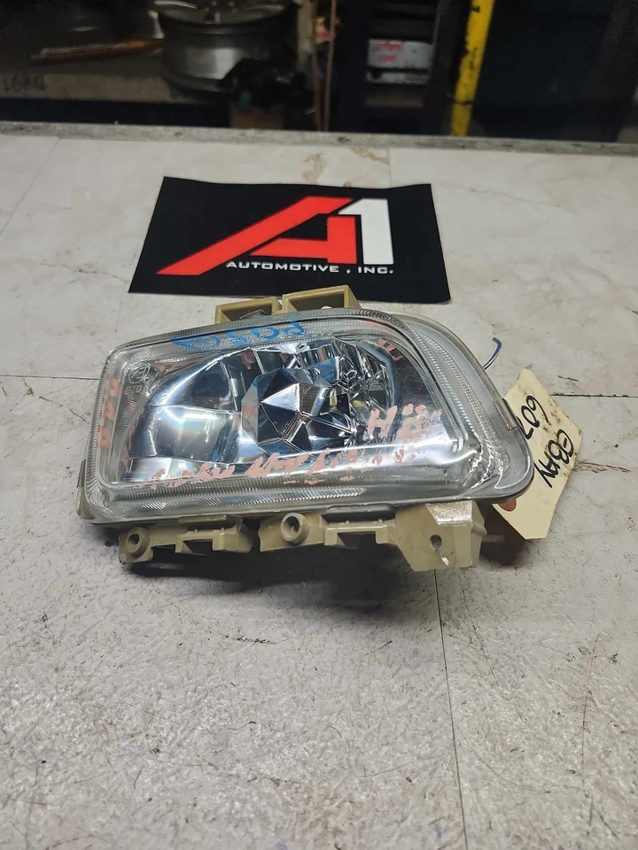 Luz antiniebla para pasajero derecho Mazda MPV 2000-2001 montada en parachoques OEM Foto 1 de 4