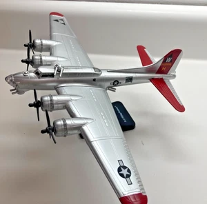 New Ray Toys Classic Planes Model B-17 Flying Fortress with stand - Picture 1 of 12
