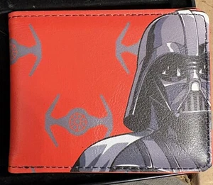 Cartera plegable Star Wars Darth Vader roja con hebilla para hombre en lata de regalo, ¡NUEVA! - Imagen 1 de 4