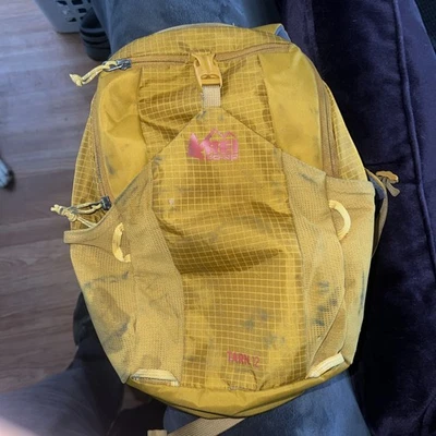 Paquete de 12 REI Co-op Tarn Color AMARILLO - Mochila de Senderismo para Niños Mochila de Día Foto 1 de 4