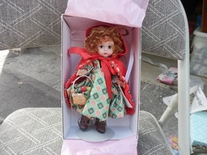 Madame Alexander PICCOLO CAPPUCCIO ROSSO 8" - Foto 1 di 6