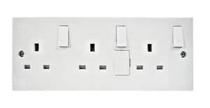 3 GANG TRIPLE 13AMP FUSED SWITCHED MAINS 13A SOCKET SURFACE MOUNT BOX - Picture 1 of 4