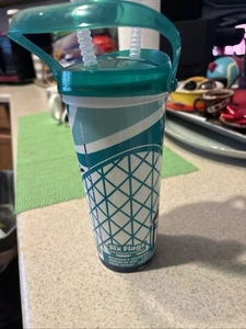 "Taza de plástico Six Flags con tapa 2025 8"" de altura" - Imagen 1 de 6