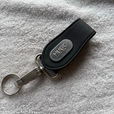 Accesorio/llavero vintage años 90 Hugo Boss clip cinturón cuero marrón oscuro con plata Foto 1 de 4