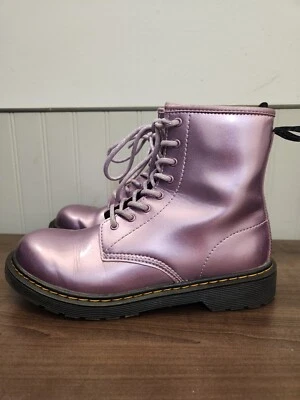 Bota de Combate Dr. Martens 1460 Y Vegana Rosa Metálica 4UK 5US M 6US Ocho Ojos Foto 1 de 4