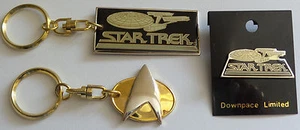 STAR TREK: 1 PIN/INSIGNIA Y 2 LLAVEROS - TNG, TMP (BP) - Imagen 1 de 3