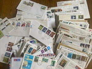 Lote de trabajo de 250 + cubiertas de primer día cartas de correo aéreo y otros artículos de interés de sellos - Imagen 1 de 7