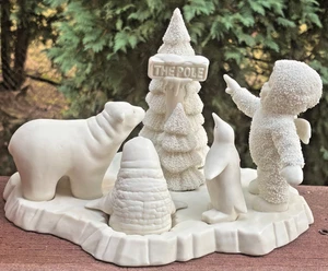 Snowbabies HIS ES DONDE VIVIMOS #68055 THE POLE Figura Blanca Departamento 56 - Imagen 1 de 8
