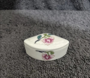Porcelaine De Paris Chrysantheme small Pill box - Fan shape 6.5cm - Picture 1 of 5