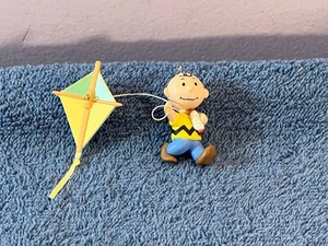 Christmas ornament miniature charlie brown flying a kite hallmark AA727 - Picture 1 of 4