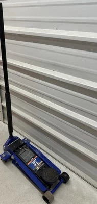 NAPA 3.5 ton floor jack with (2) Evercraft 2 ton jack stands - Image 1 of 4