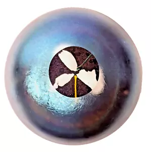 PAPERWEIGHT BRIEFBESCHWERER SIGNIERT DATIERT - IRISIEREND FLORAL HQ STUDIOGLAS - Bild 1 von 10