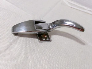 C-2 CORVETTE 1963-1967 right hand HARD TOP LATCH LONG HANDLE G.M. - Foto 1 di 4